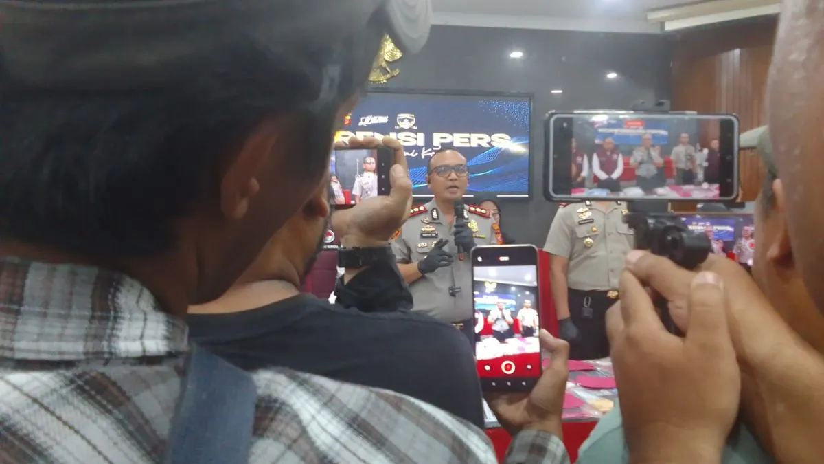 Barang bukti narkoba dan tersangka yang diamankan Polres Sukabumi Kota