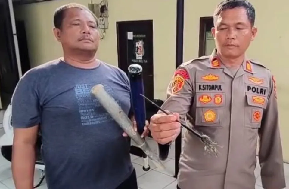 Barang bukti anak panah dan senjata tajam yang disita Polsek Delitua dari pelajar tawuran