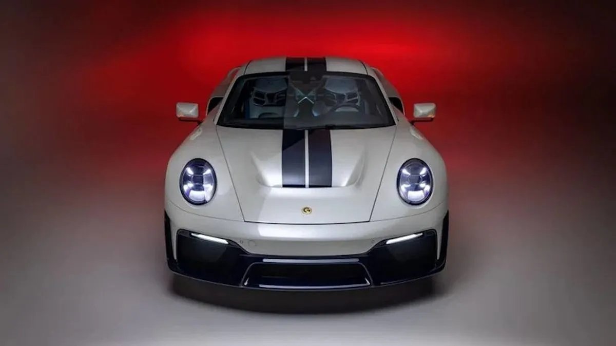Porsche 911 Turbo S Marsien warna putih mutiara di garasi kolektor