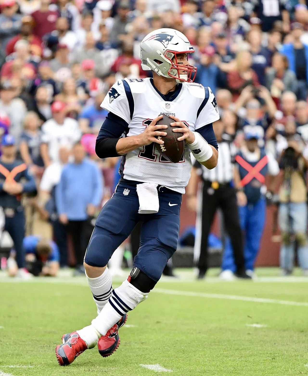 Pemain dengan posisi quarterback bersiap memimpin strategi tim di lapangan American football