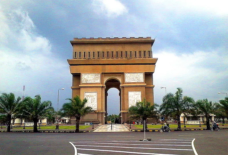 Monumen Simpang Lima Gumul ikonik di Kabupaten Kediri