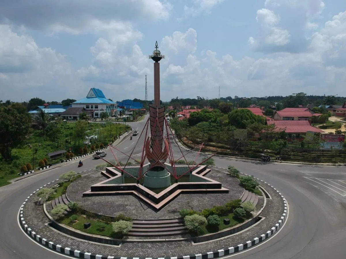 Tugu Bundaran Dohong sebagai ikon pusat pemerintahan di Kuala Kurun, Kabupaten Gunung Mas