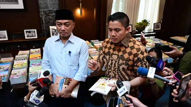 Tumpukan buku pelajaran sekolah dasar hingga menengah atas di Indonesia