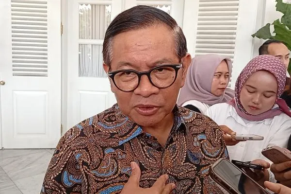 Gubernur DKI Jakarta Pramono Anung memberikan keterangan pers di Balai Kota DKI Jakarta