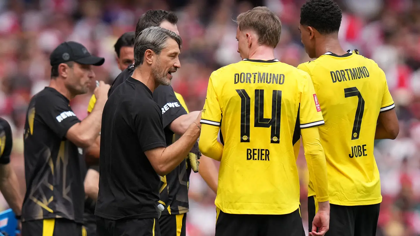 Pemain Borussia Dortmund dan AS Roma bersiap menghadapi laga uji coba pramusim