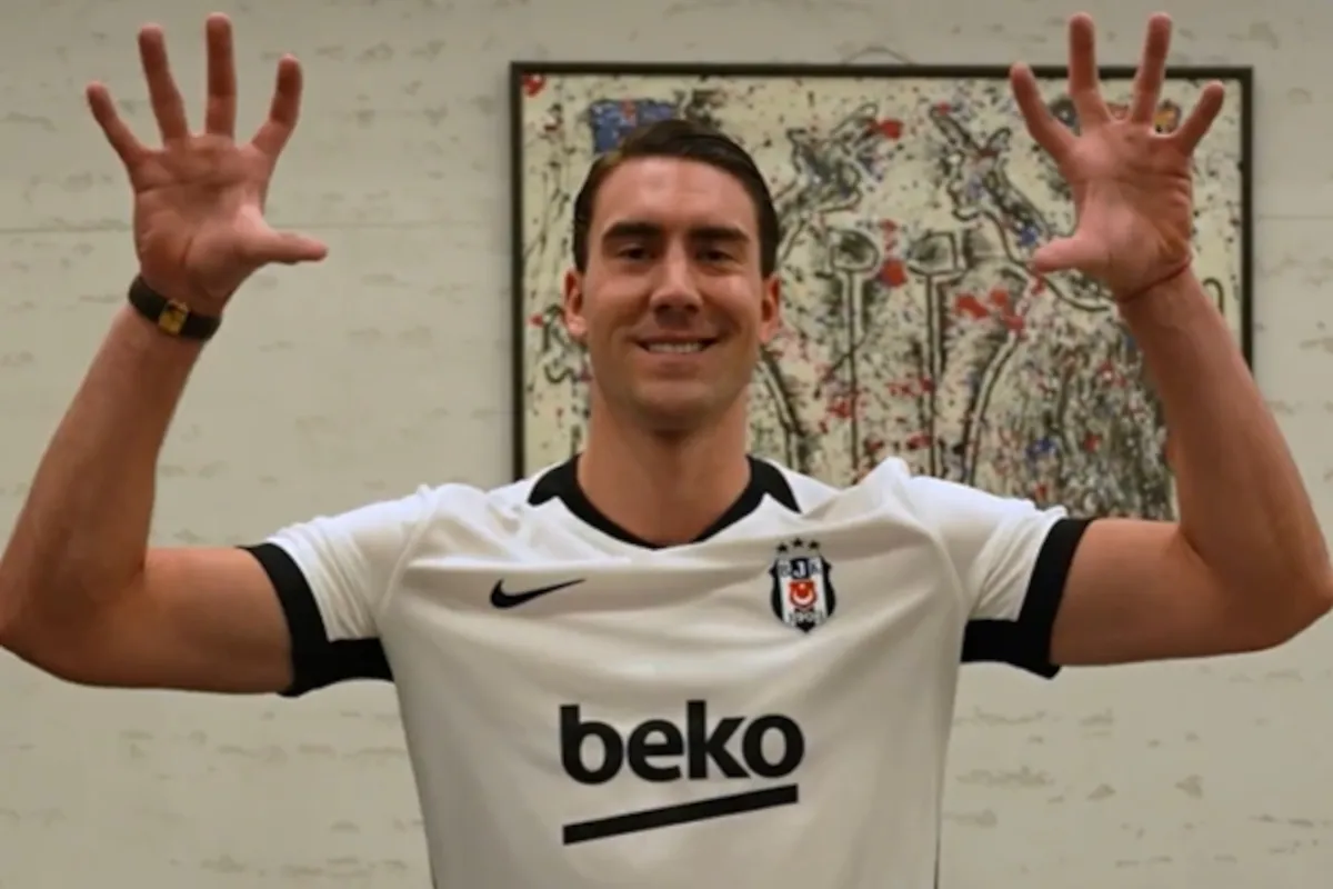 Dusan Vlahovic mengenakan jersey Besiktas dalam sesi perkenalan resmi di Istanbul