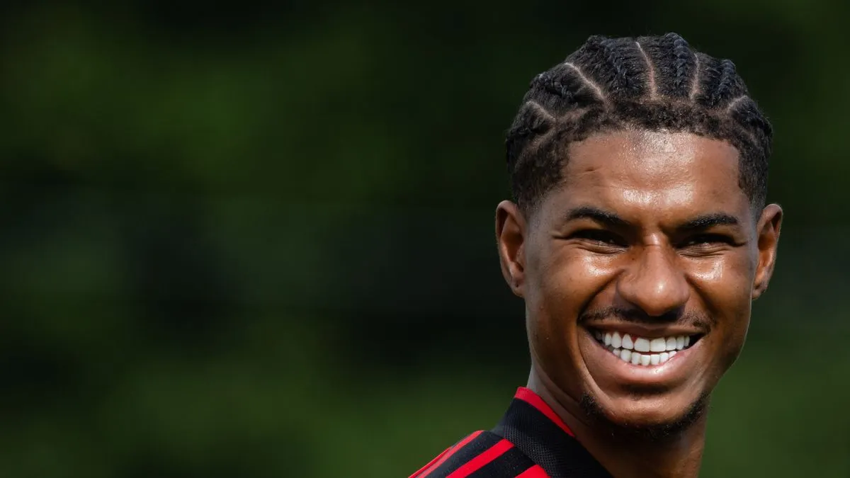 Marcus Rashford tersenyum saat mengikuti sesi latihan bersama skuad utama Manchester United