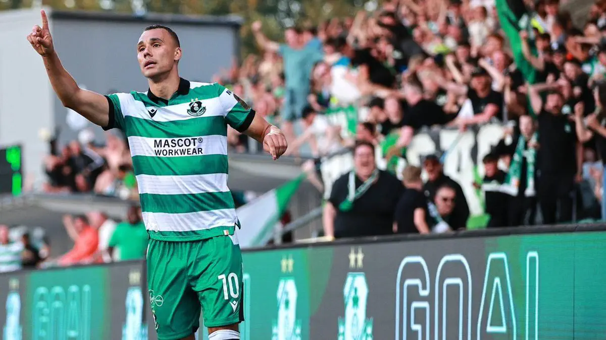 Aksi pemain Shamrock Rovers vs Egnatia di kualifikasi Liga Europa
