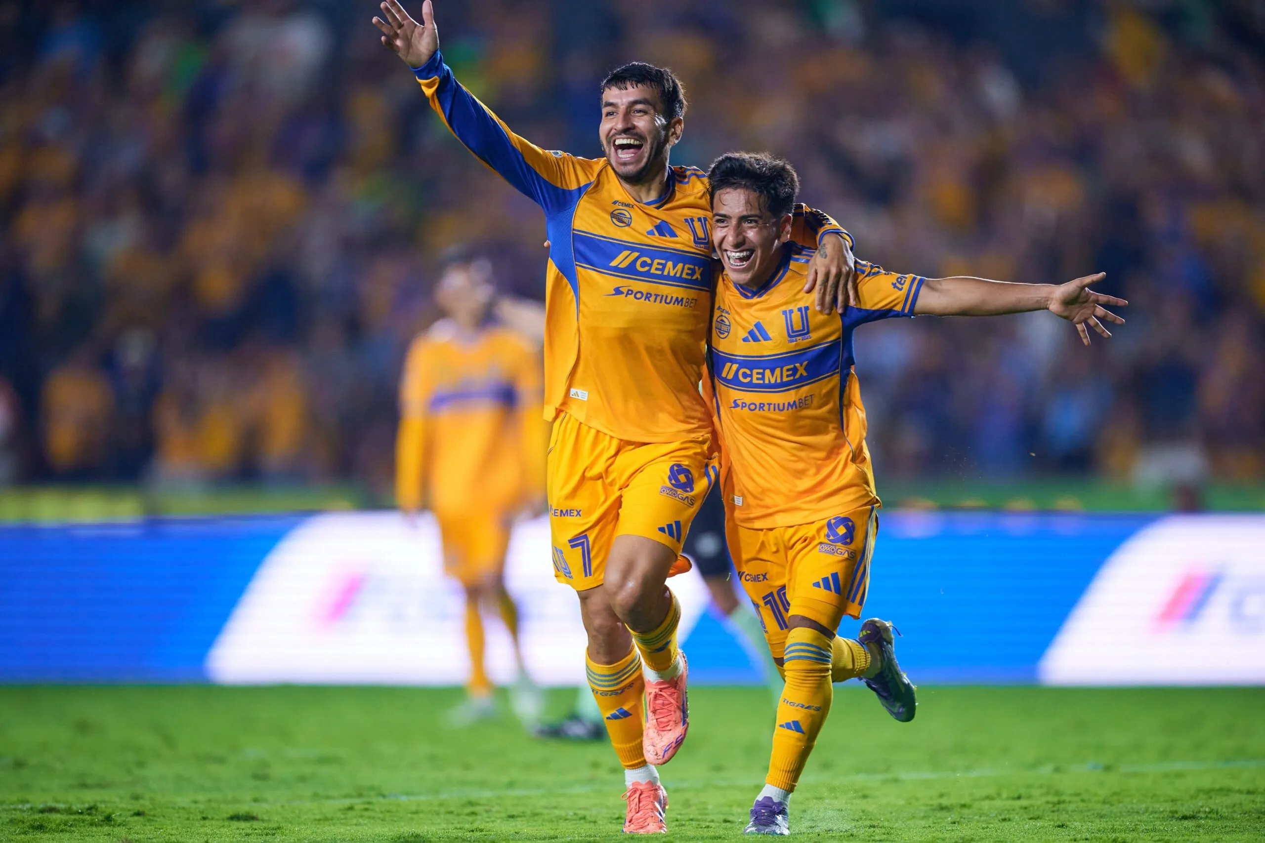 Pemain Tigres UANL dan Real Salt Lake bersiap bertanding pada laga Leagues Cup di America First Field