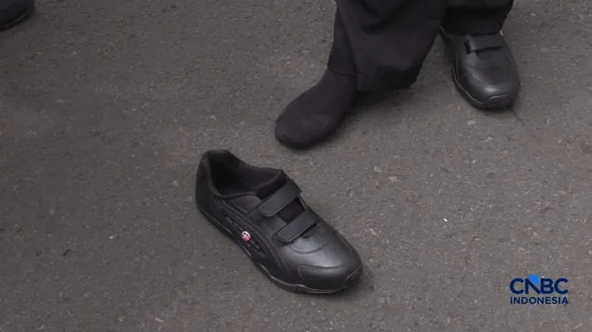 Sepatu sekolah berbahan karet hasil inovasi BRIN