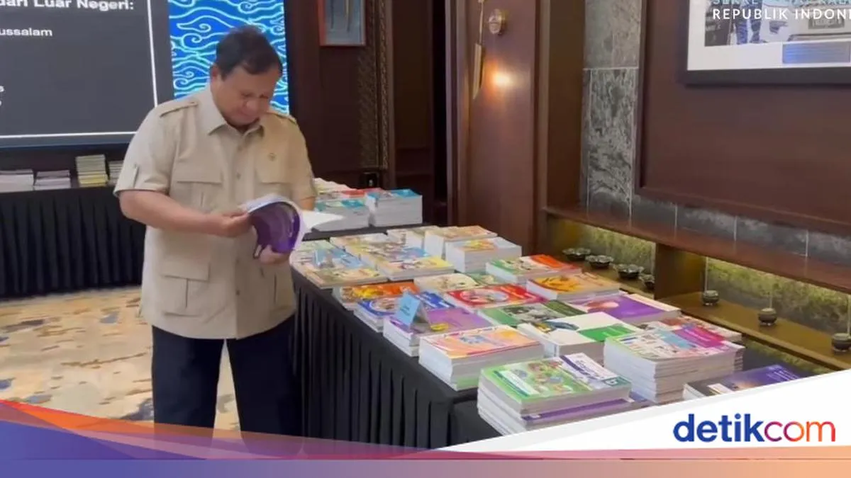 Presiden Prabowo Subianto mengecek buku pelajaran siswa sekolah dasar