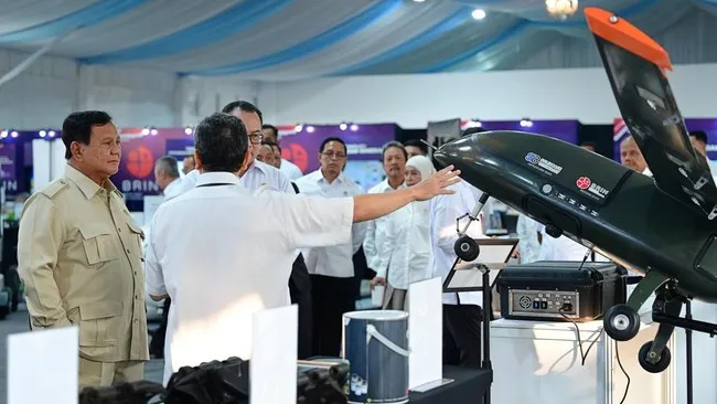 Presiden Prabowo Subianto meninjau inovasi teknologi dan alutsista BRIN di Istana