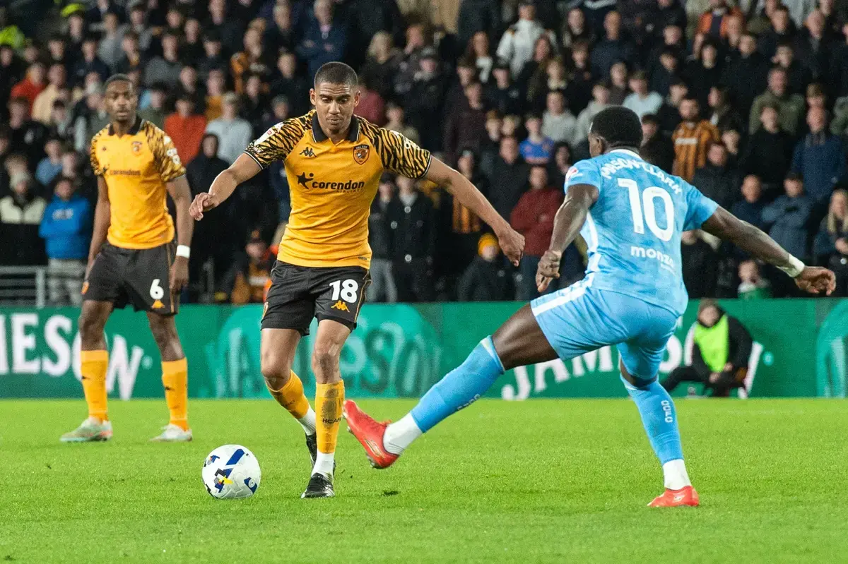 Pemain belakang Hull City Cody Drameh dalam pertandingan sepak bola