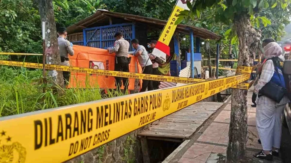 Garis polisi dipasang di lokasi penemuan pria tewas dengan luka tusuk di Kota Banjar