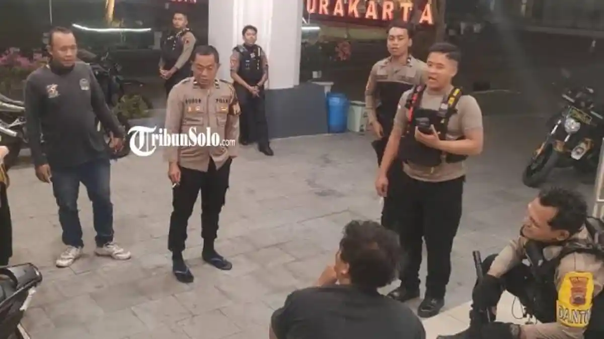 Ilustrasi penangkapan pelaku pencurian biskuit di Pasar Nusukan Solo oleh pihak kepolisian