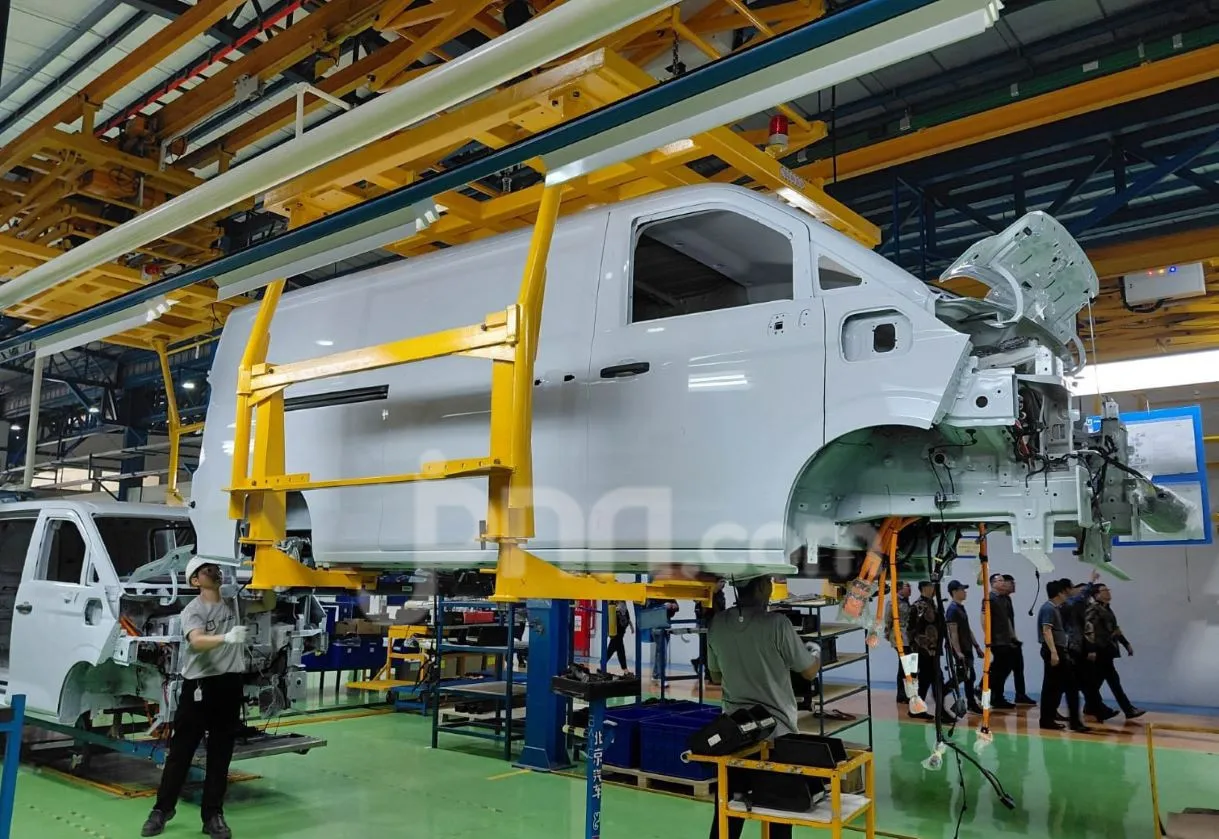 Ilustrasi produksi kendaraan nasional berupa mobil dan motor listrik di Indonesia