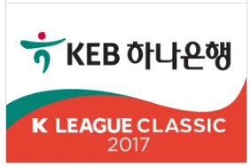 Aksi seru pertandingan sepak bola dalam kompetisi 2017 K League Classic di stadion Korea Selatan