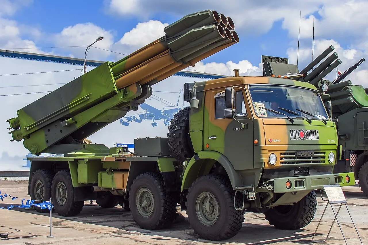 Ilustrasi peluncur roket militer 9A52-4 Tornado milik Rusia