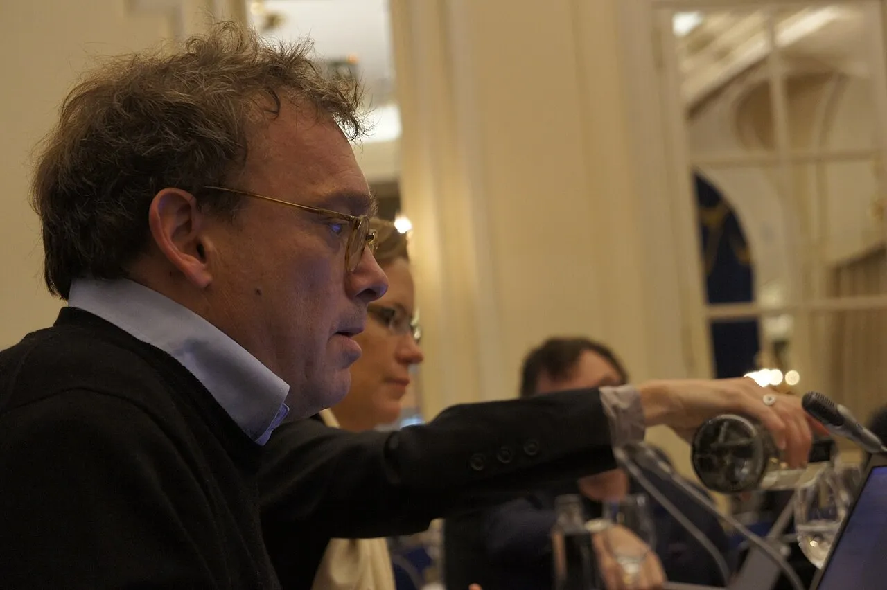 Adrian Wooldridge sebagai kolumnis bisnis global Bloomberg Opinion