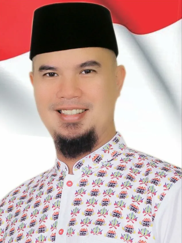 Profil musikus dan politikus Indonesia Ahmad Dhani sebagai pendiri Dewa 19
