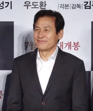 Aktor legendaris Korea Selatan Ahn Sung-ki dalam sebuah acara perfilman