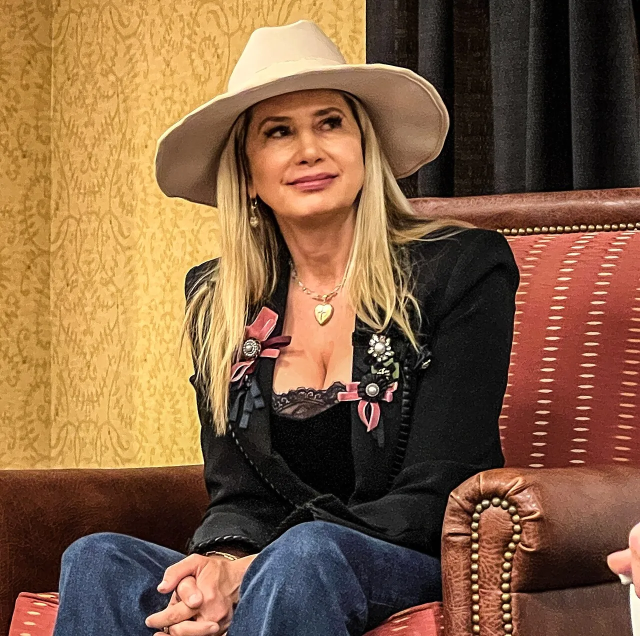 Aktris Mira Sorvino dalam sebuah acara resmi industri film