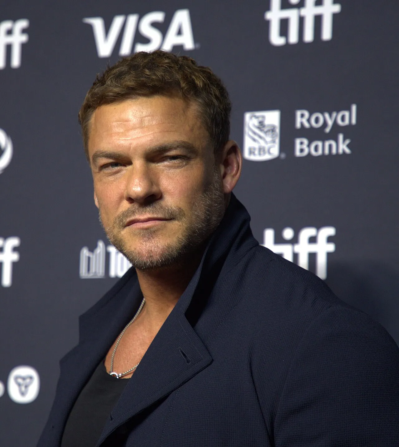 Aktor utama serial Reacher Alan Ritchson saat menghadiri pemutaran perdana film