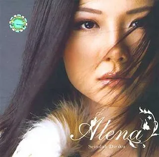 Penyanyi multibahasa Alena Wu saat tampil dalam acara musik