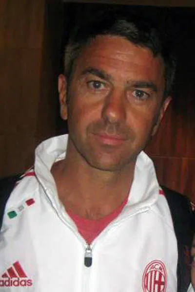 Bek legendaris AC Milan Alessandro Costacurta saat merayakan kemenangan