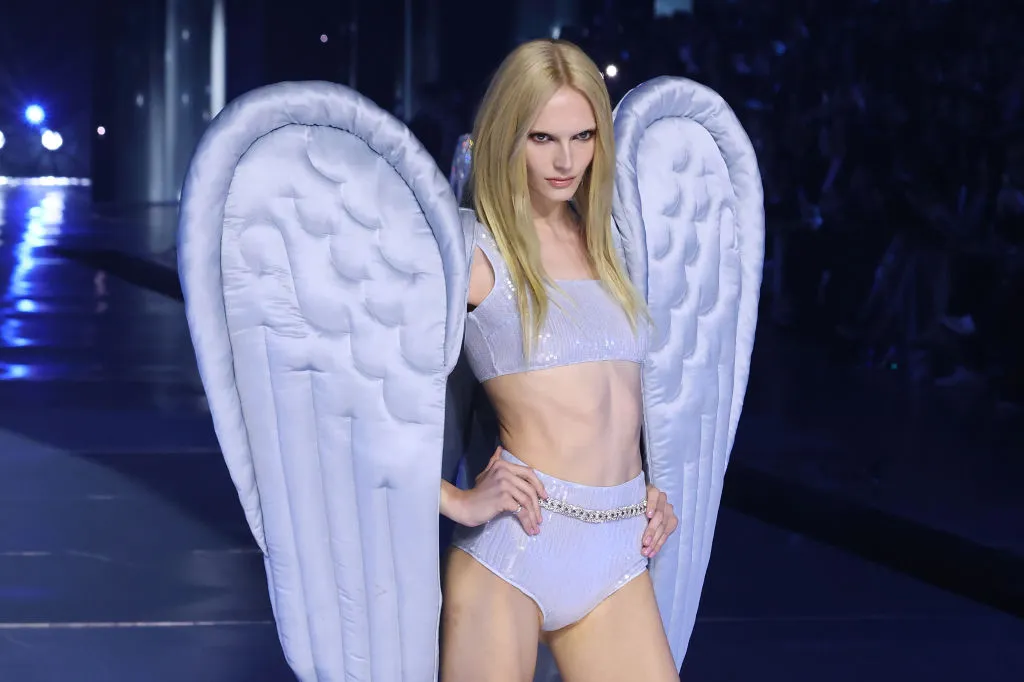Model transgender Alex Consani berjalan di runway peragaan busana