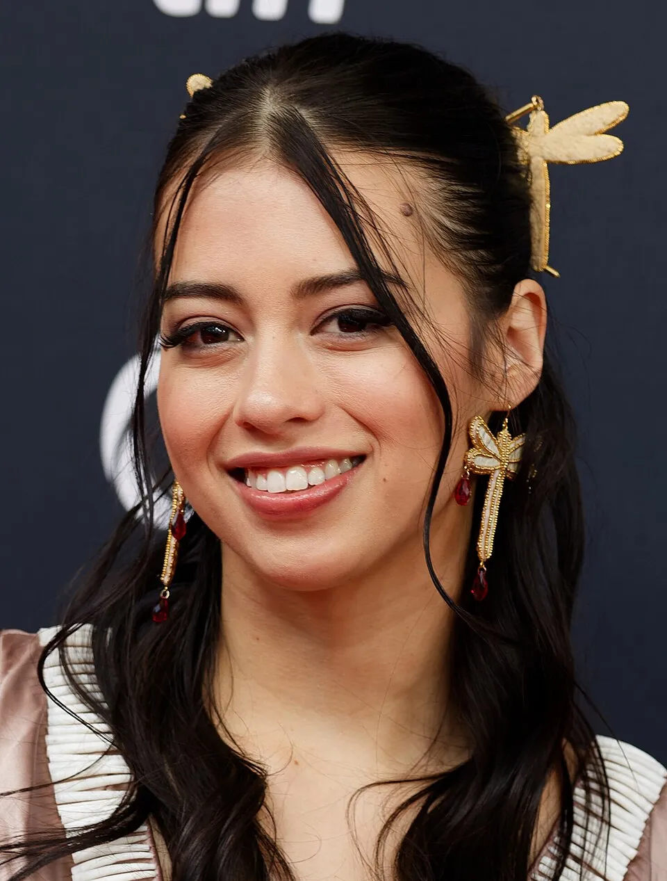 Potret aktris Amerika Serikat Amber Midthunder pemeran utama film Prey