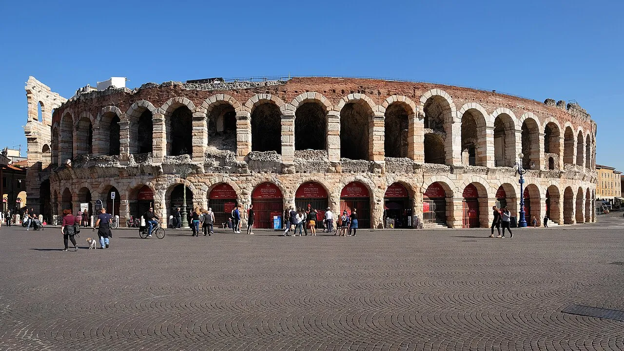 Kemegahan arsitektur Arena Verona sebagai amfiteater Romawi kuno di Italia