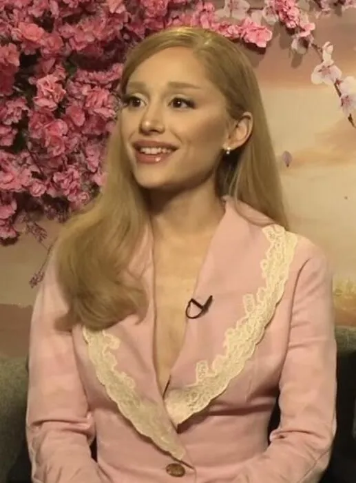 Penyanyi pop global Ariana Grande saat tampil di atas panggung konser musik