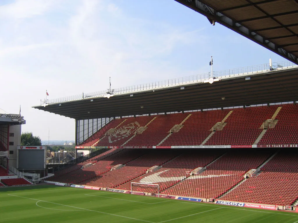 Arsenal Stadium atau Highbury yang megah dengan arsitektur Art Deco di London