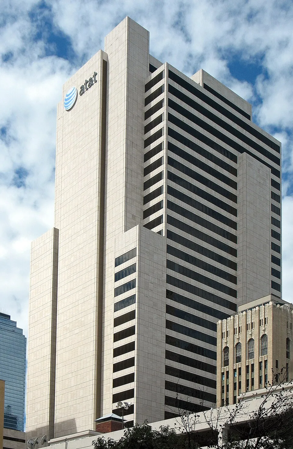 Gedung kantor pusat AT&T Whitacre Tower di Dallas Texas