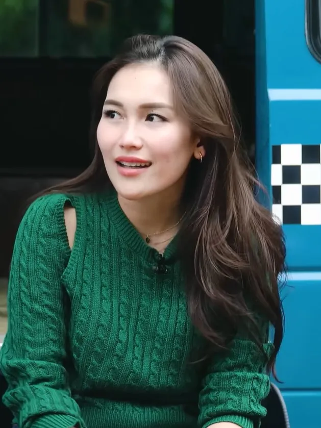 Penyanyi dangdut Ayu Ting Ting saat mengisi acara televisi di Jakarta