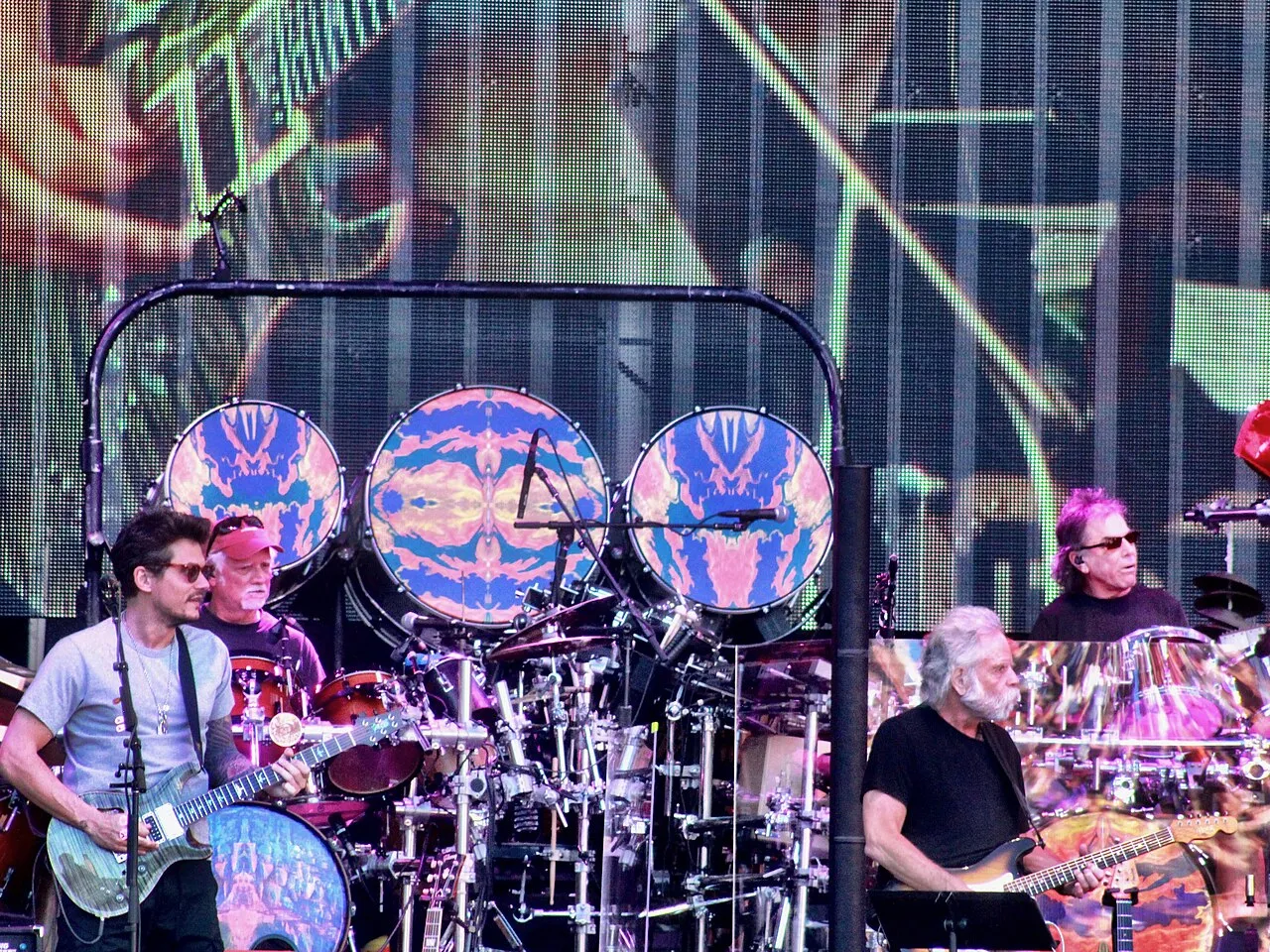 Grup band rock Amerika Serikat Dead and Company saat tampil di atas panggung