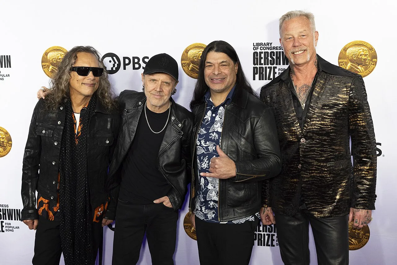 Ilustrasi profil band heavy metal legendaris Metallica di panggung
