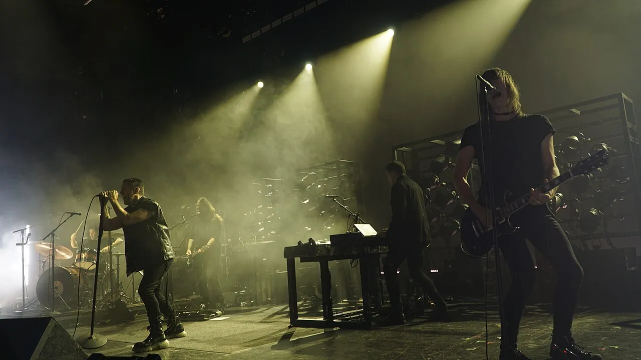 Ilustrasi profil band industrial rock legendaris Nine Inch Nails