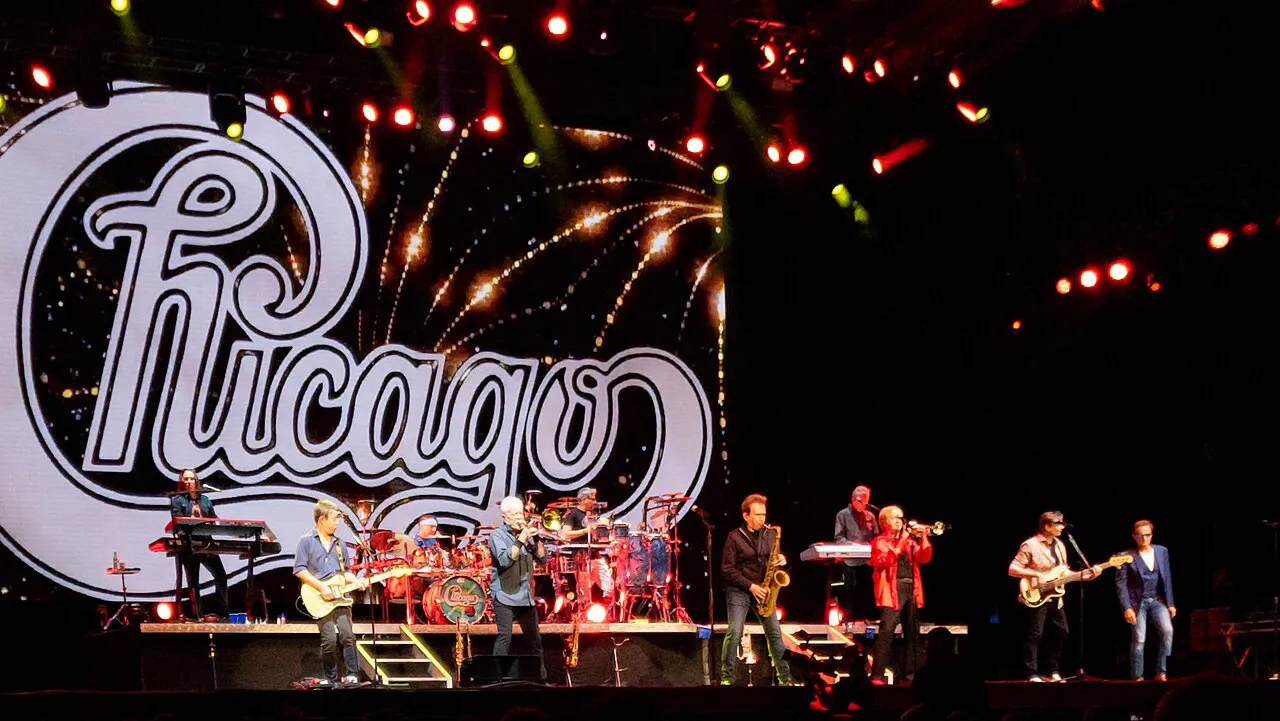 Grup musik rock legendaris Chicago tampil di atas panggung