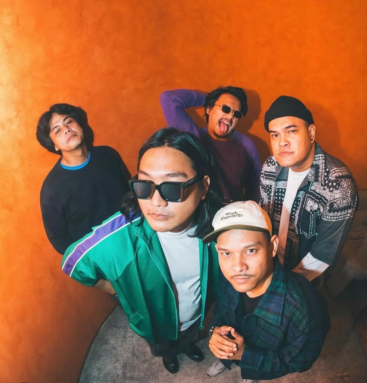 Grup musik rock Bingar saat tampil membawakan lagu di atas panggung