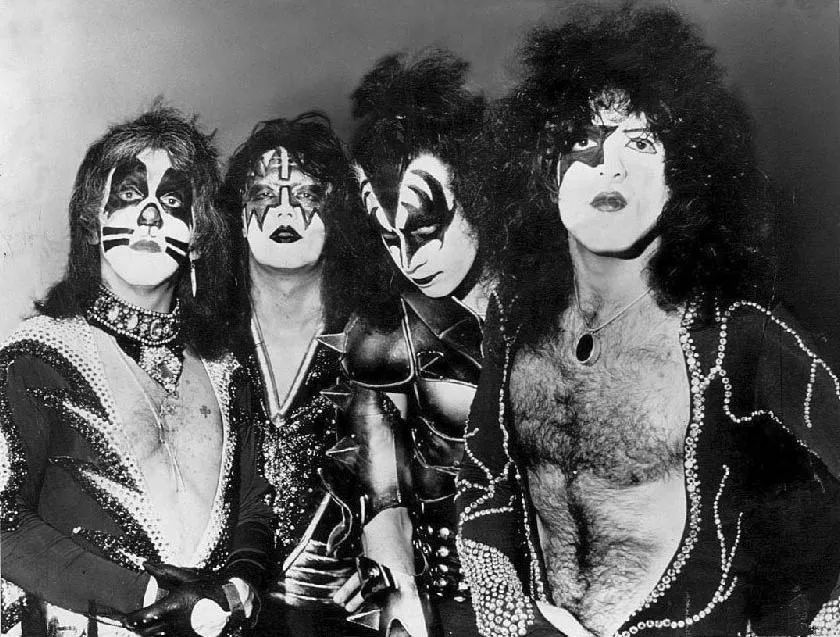 Band rock legendaris Kiss dengan riasan wajah ikonik saat tampil di panggung