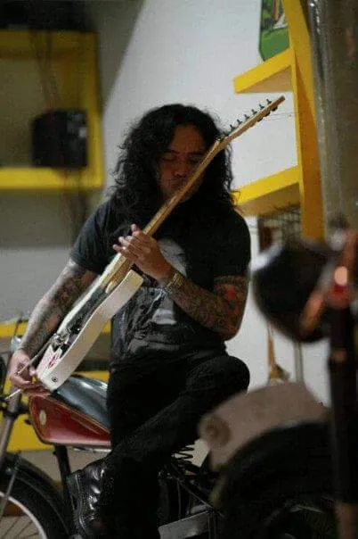Band rock legendaris Rudal saat tampil di atas panggung
