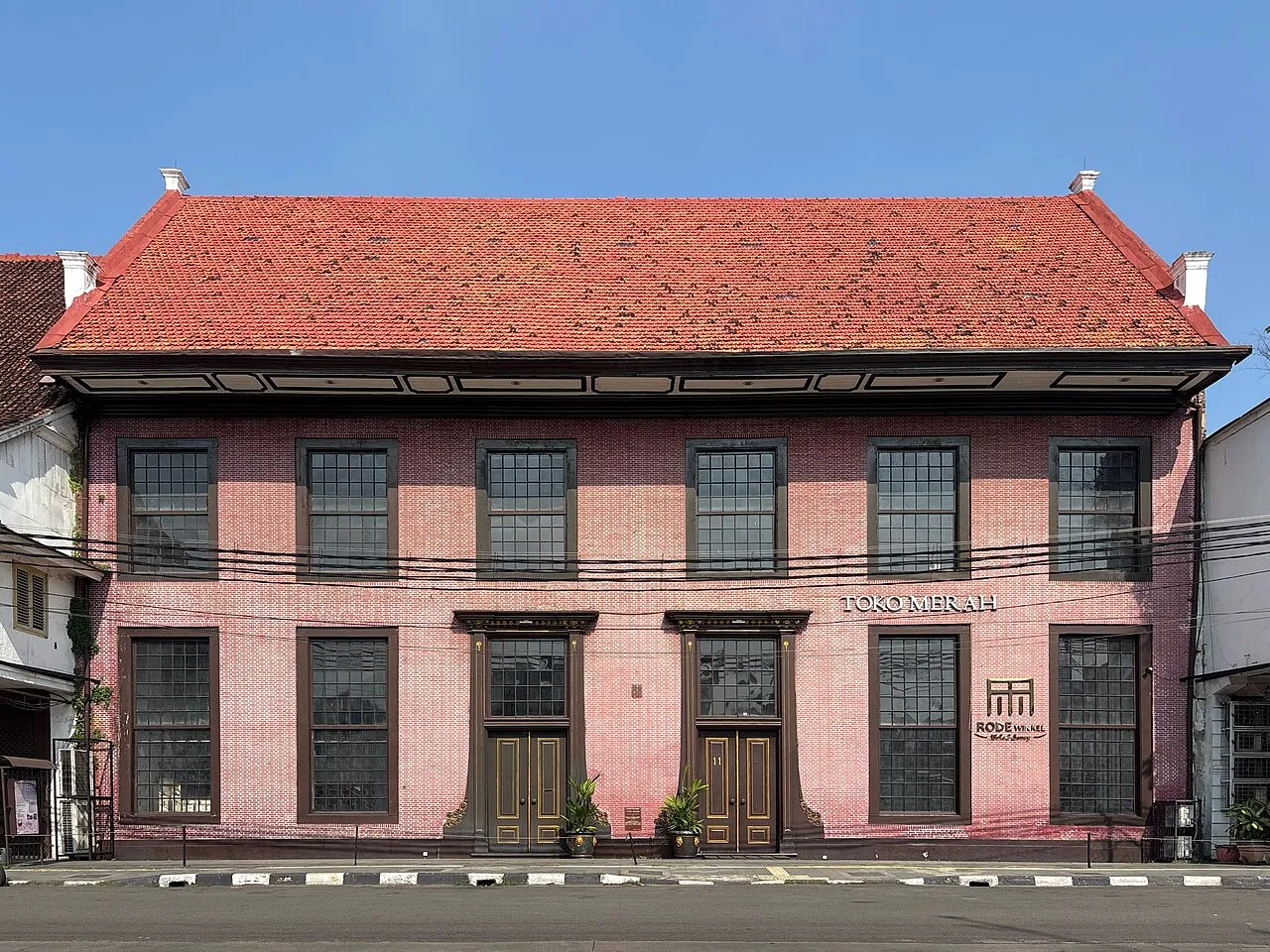 Tampak depan bangunan bersejarah Toko Merah di kawasan Kota Tua Jakarta