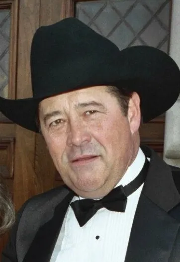 Aktor senior Barry Corbin mengenakan topi cowboy khasnya