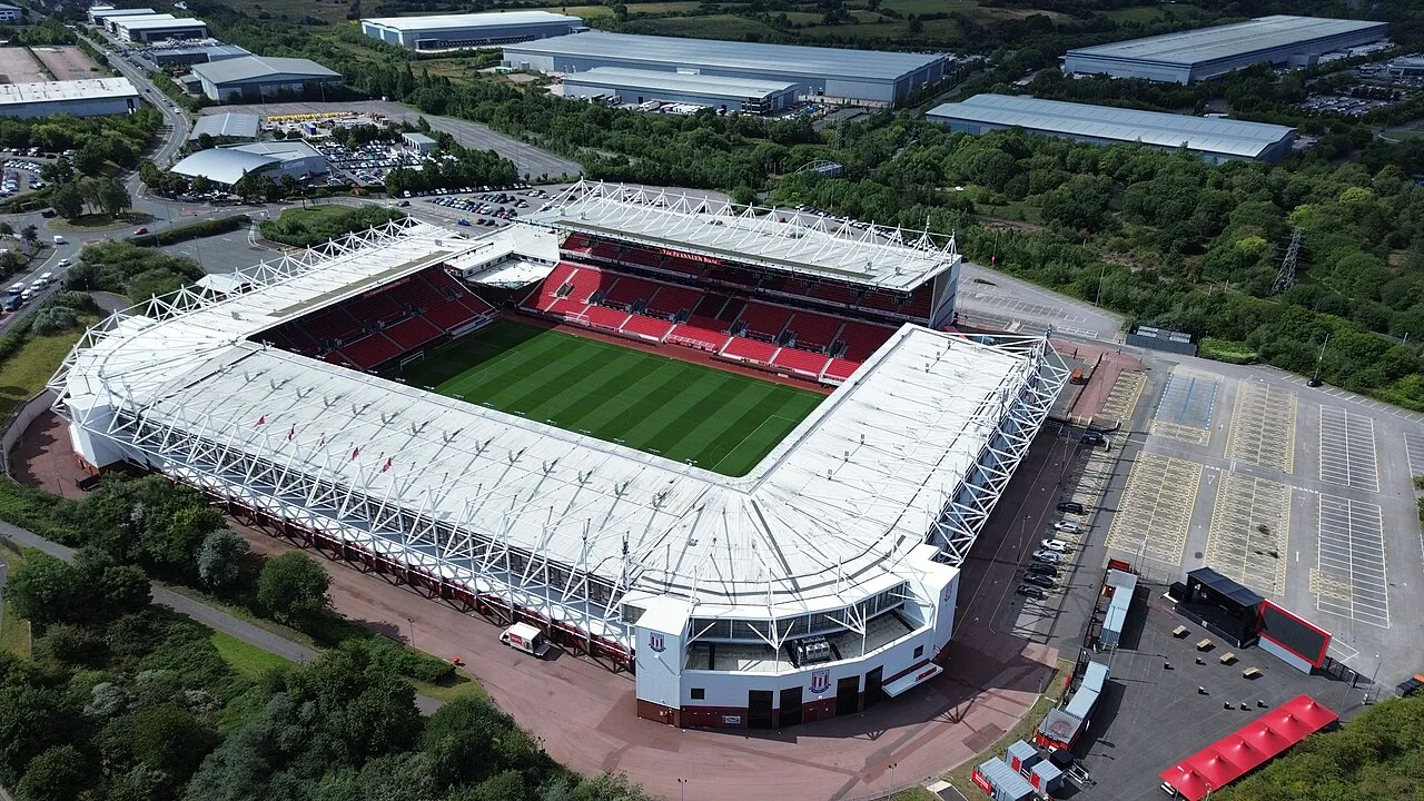 Tampak depan dan sudut tribun bet365 Stadium yang menjadi markas klub Stoke City FC