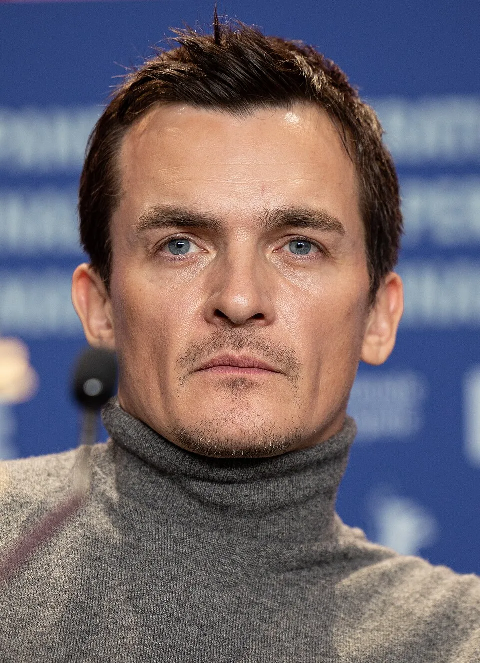 Aktor Inggris Rupert Friend dalam acara publik