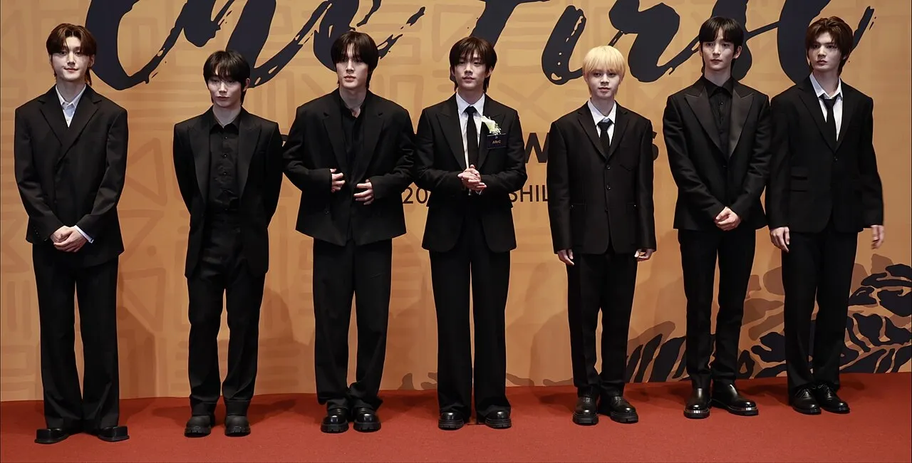 Boy band K-Pop ARrC saat berpose bersama dalam formasi lengkap