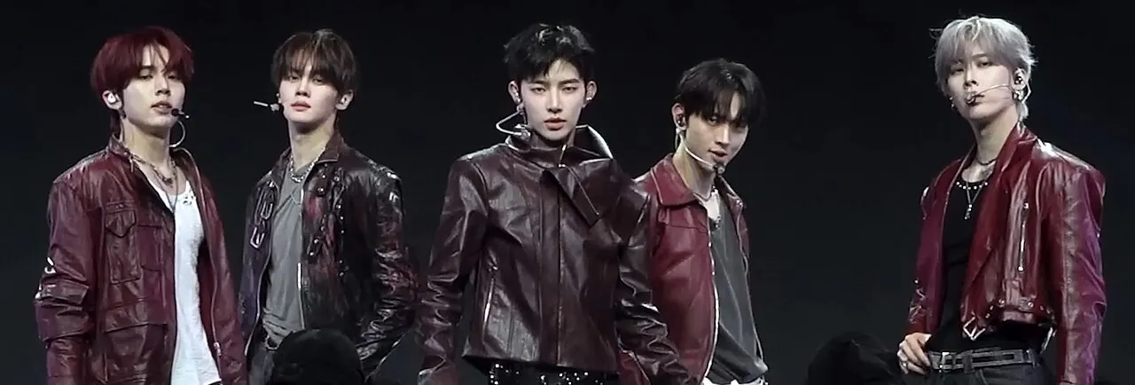 Boy band K-Pop And2ble saat tampil dalam acara showcase debut mereka