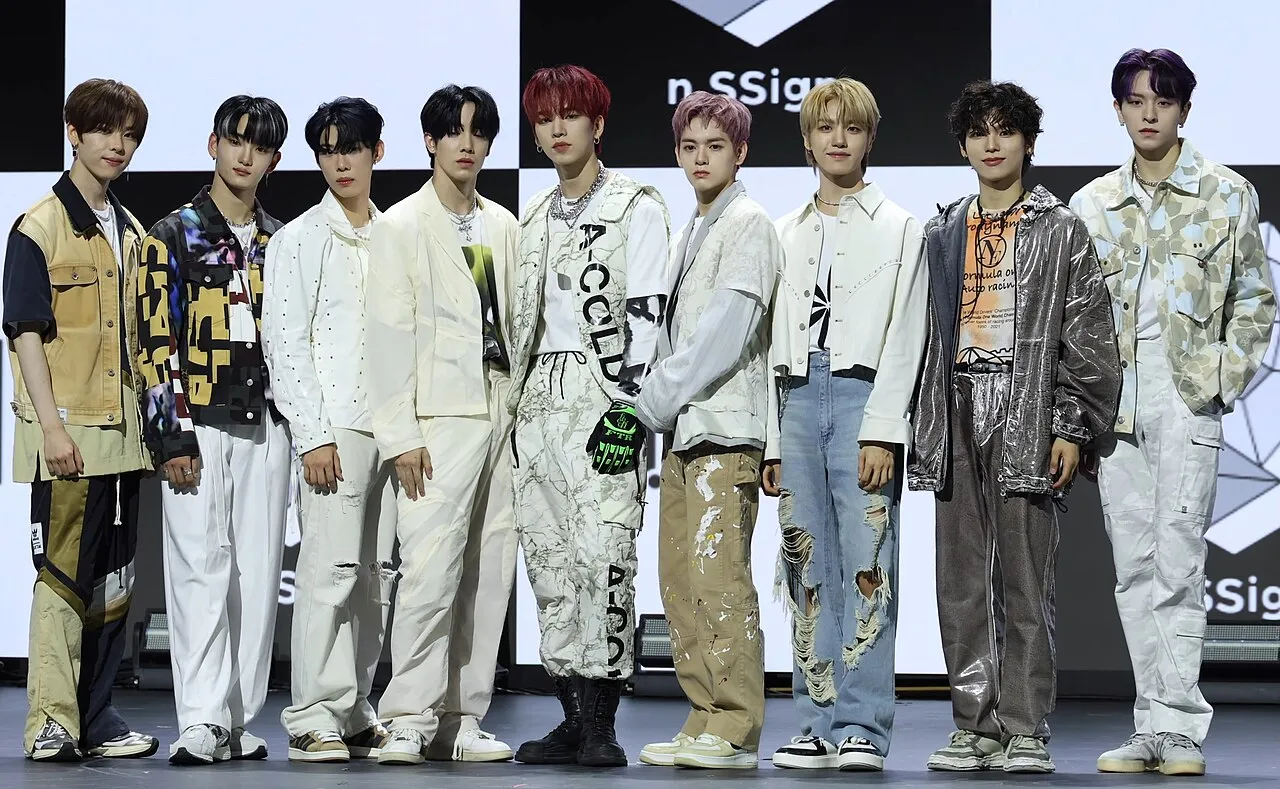 Boy band K-Pop N.SSign yang terdiri dari tujuh anggota berbakat